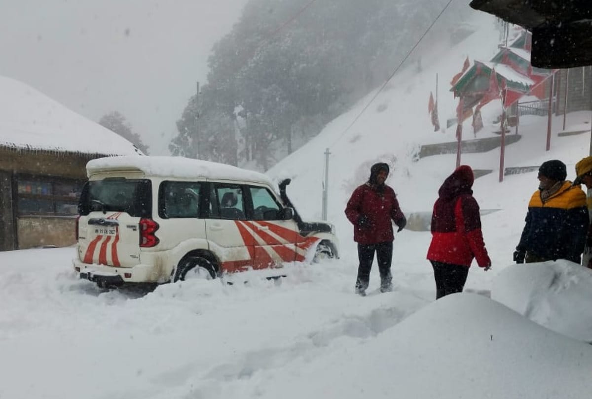 Car stuck in snowfall woman drive car in two feet snow in jalori jot himachal pradesh