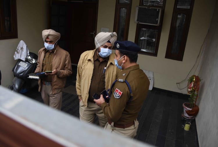 Dead body of a Builder found, Who murdered four person of his Family