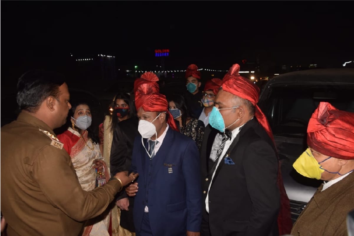 wedding in corona, host and guest both are careless about Mask and social distance in Meerut