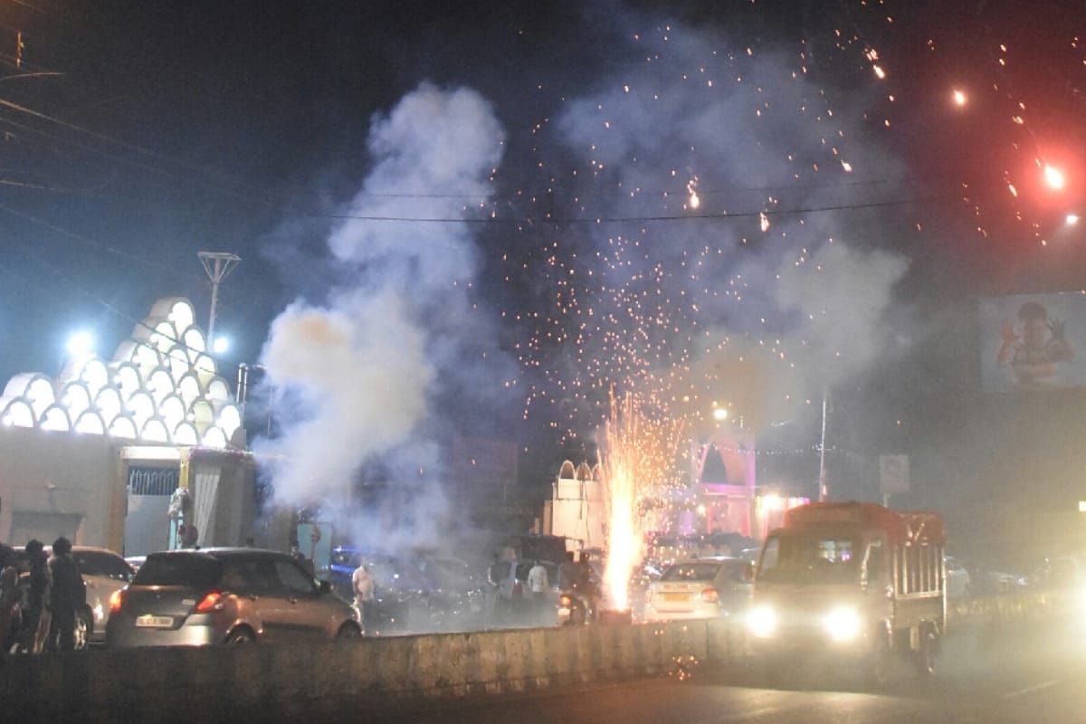 Badmash escaped by snatching bags from a policeman in a wedding in meerut