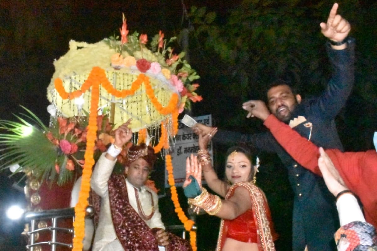 wedding in corona, host and guest both are careless about Mask and social distance in Meerut