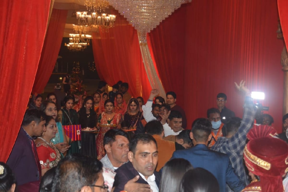 wedding in corona, host and guest both are careless about Mask and social distance in Meerut