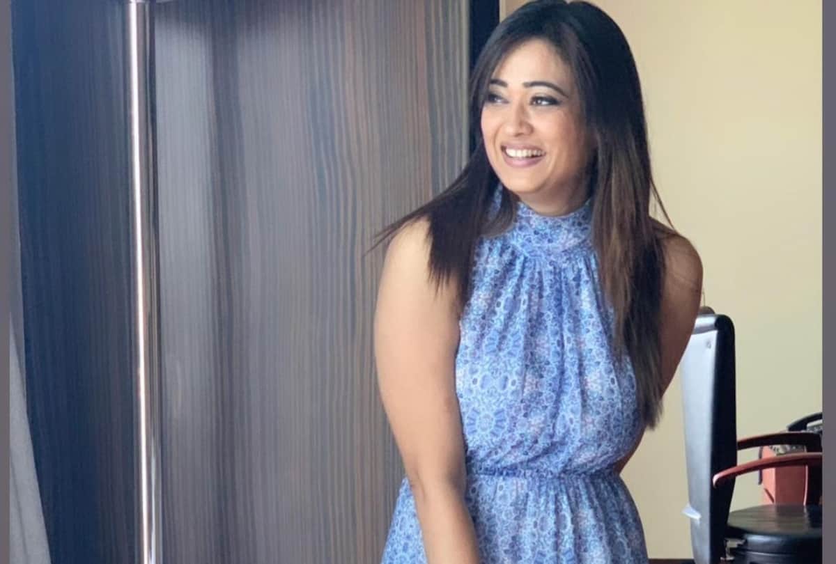 shweta tiwari in blue halter neck dress with cute smile caption bas yun hi