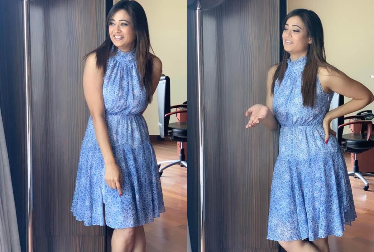 shweta tiwari in blue halter neck dress with cute smile caption bas yun hi