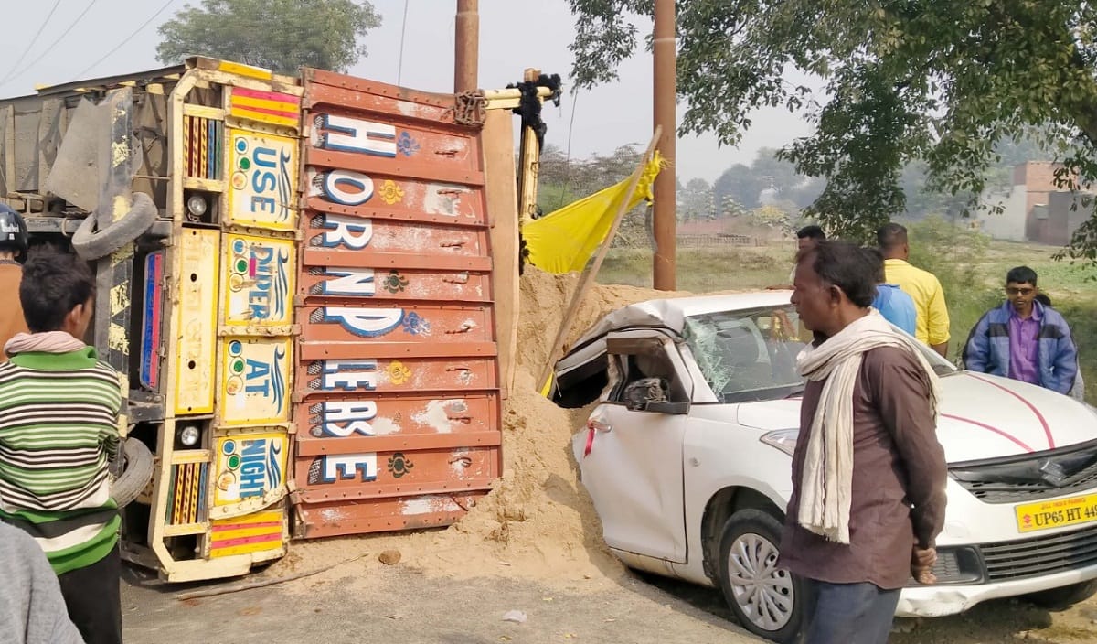 Truck overturned on car people save in bhadohi up
