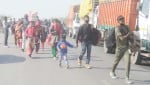 जाम के दौरान बागपत की ओर पैदल आते यात्री