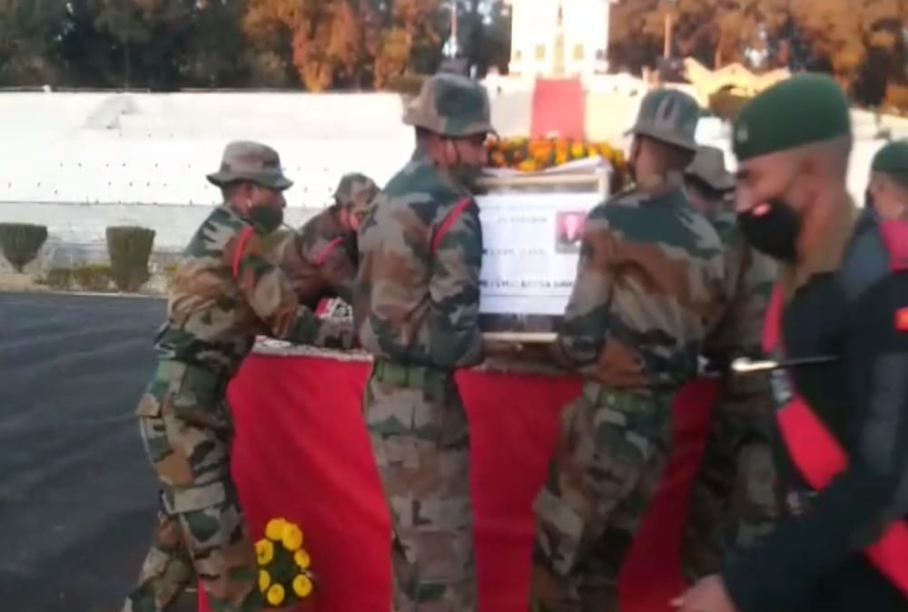 LAC Ceasefire Violation: Martyr Subedar swatantra singh Dead Body Reached Uttarakhand, Family Crying Badly photos