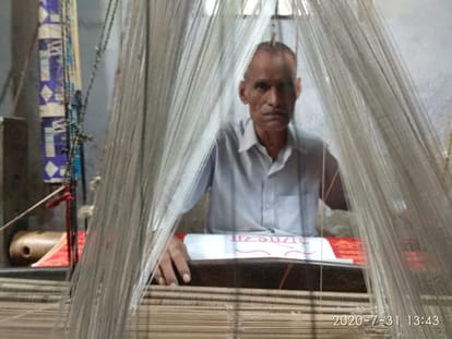 Weaver Bachlal Maurya preparing special Angavastram for PM Modi