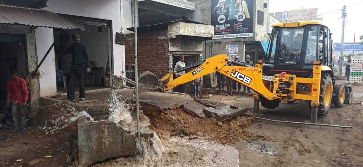 Hathras: Bulldozers over encroachment on NH tracks