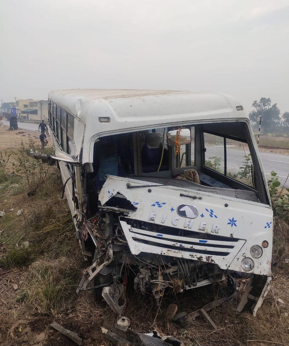 one dead and 21 injured in road accident