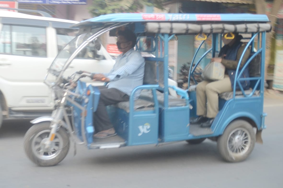 Hundreds of e-rickshaws running on the roads without registration