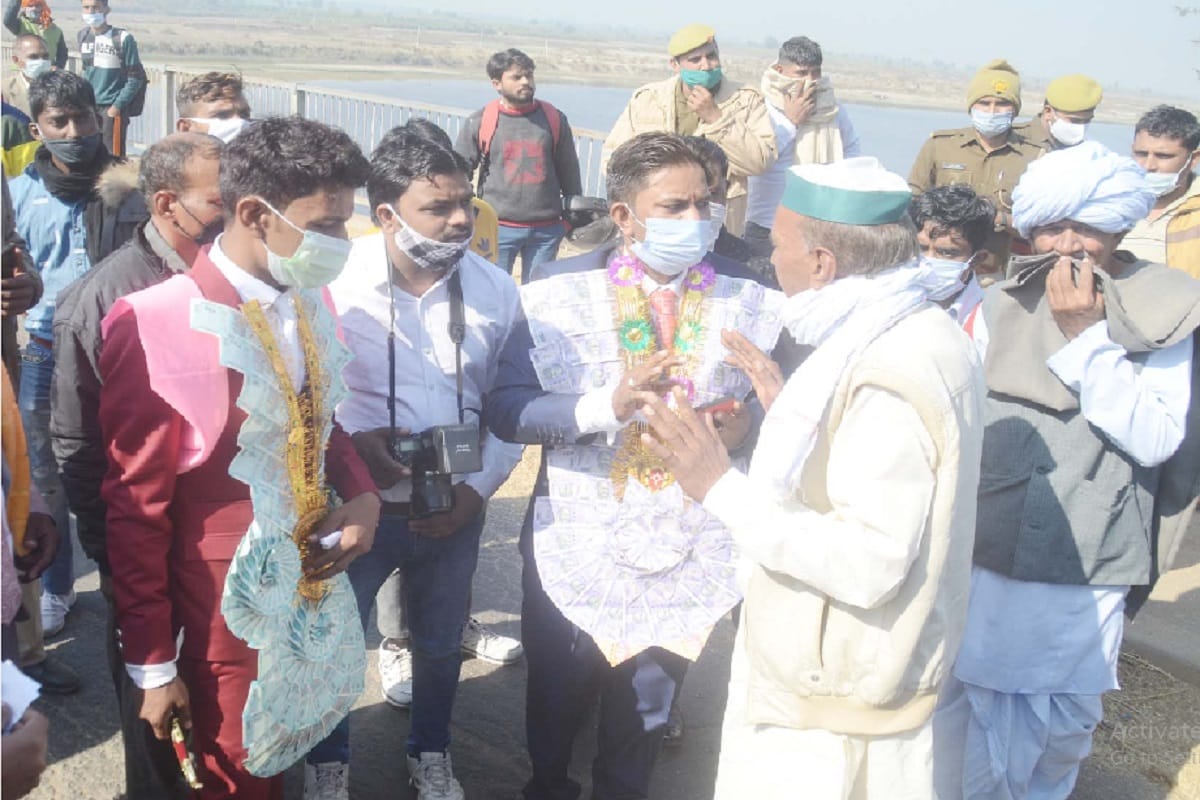 Kishan Andolan Today in Meerut News: Many grooms got stuck in jam in Baghpat and there is help from BKU workers