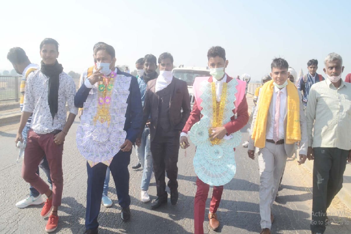 Kishan Andolan Today in Meerut News: Many grooms got stuck in jam in Baghpat and there is help from BKU workers