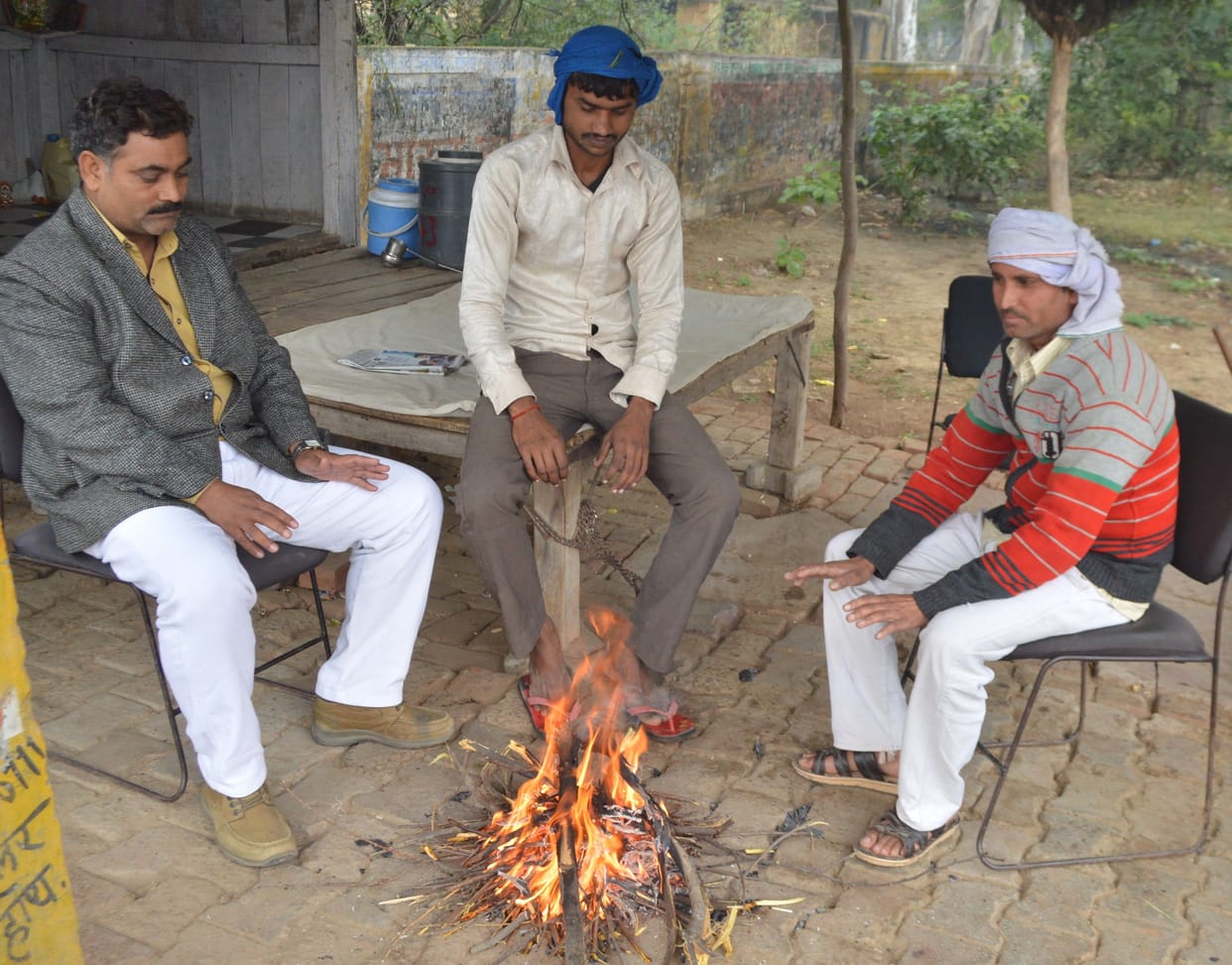 Hathras: Drizzle increased winter, people shiver