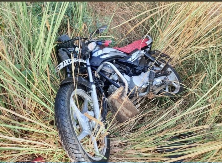 Bike goes to Khanti, youth dies, partner injured