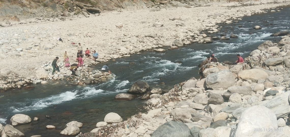 Villagers engaged in making temporary culvert on Mandakini river