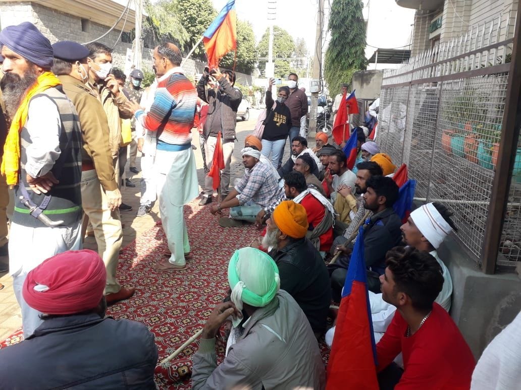 Police stopped farmers going to Delhi in the district