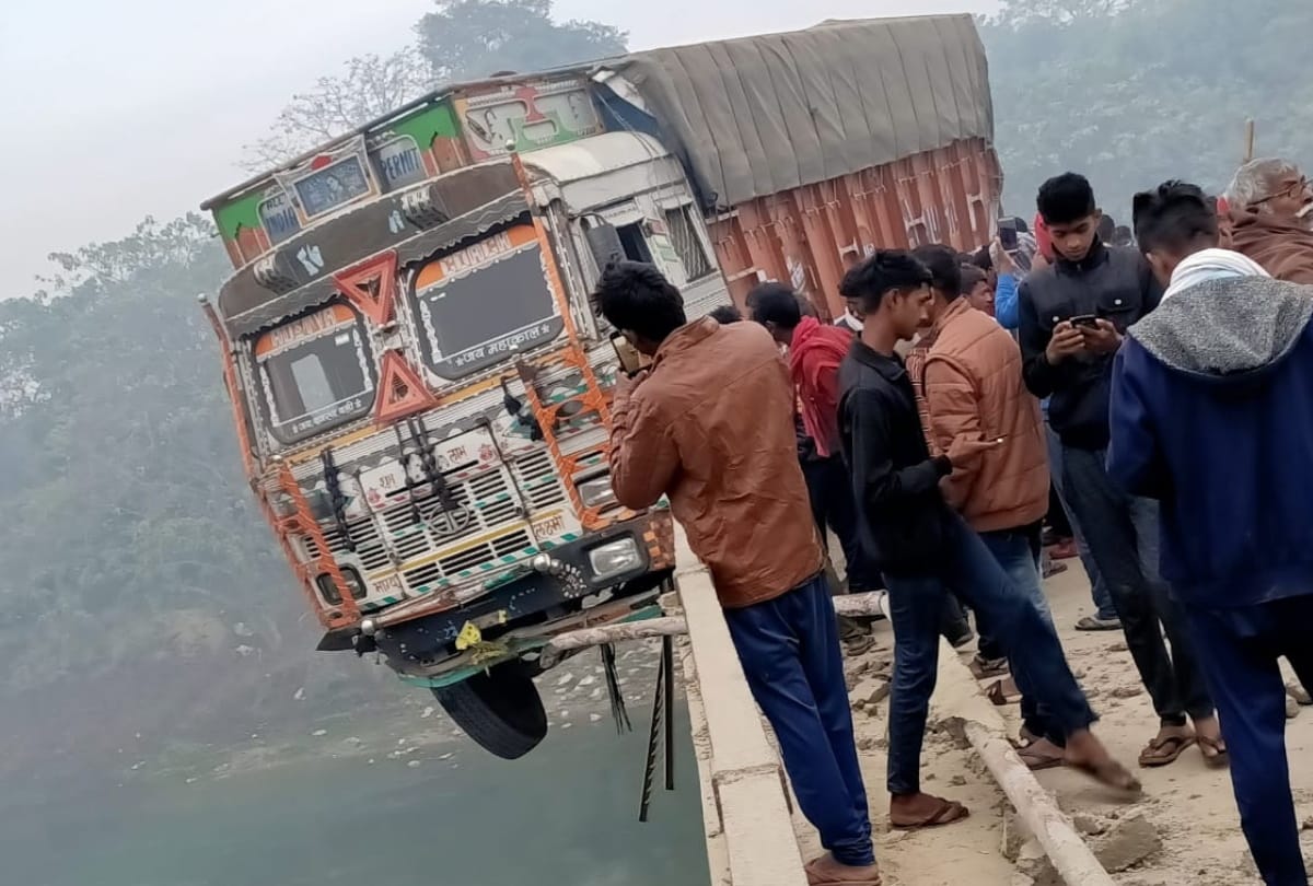Uncontrolled truck broke bridge railing in Deoria