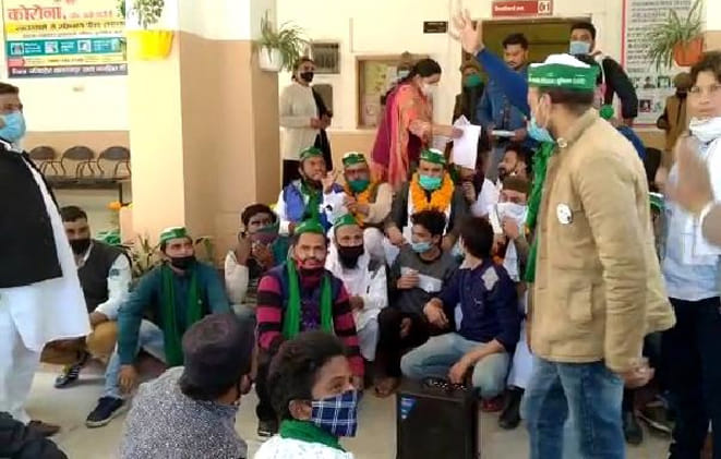 Bhakyu Bedi shouted slogans and performed in Collectorate
