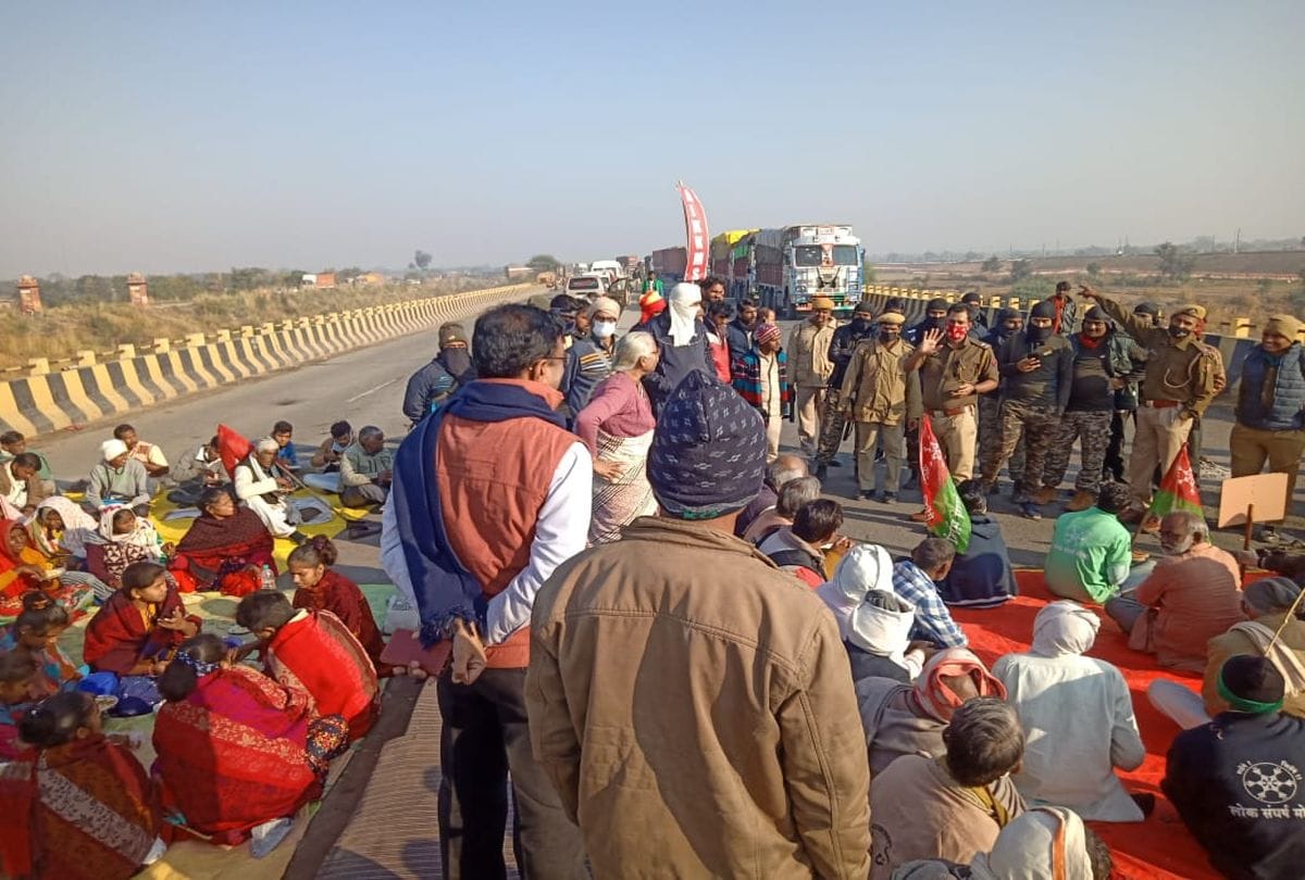 Farmers Protest Bhartiya Kisan Unionon Workers Protest on Yamuna Expressway in Mathura