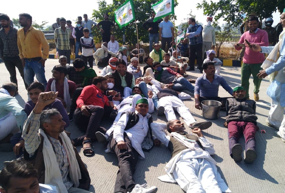 Farmers Protest Bhartiya Kisan Unionon Workers Protest on Yamuna Expressway in Mathura