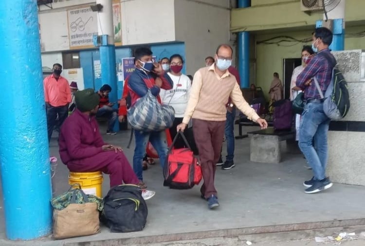 Traveler facing problems after getting stuck on Delhi-Panipat Highway due to road blockade