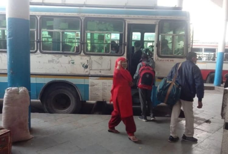 Traveler facing problems after getting stuck on Delhi-Panipat Highway due to road blockade