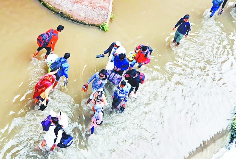 Traveler facing problems after getting stuck on Delhi-Panipat Highway due to road blockade