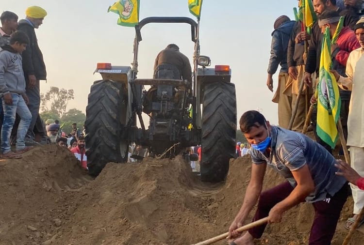 Kisan Andolan News: Farmers threw barricades into the canal in Fatehabad