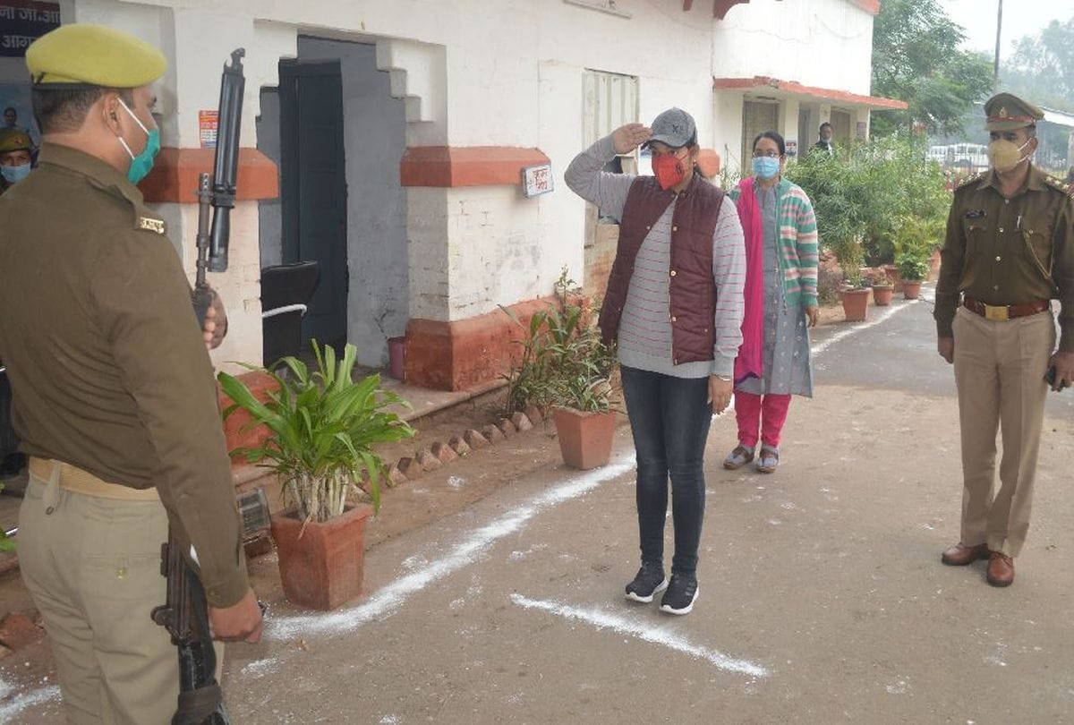 Himanshi Gupta made guest SHO at GRP Agra Cantt Station under Mission   Shakti