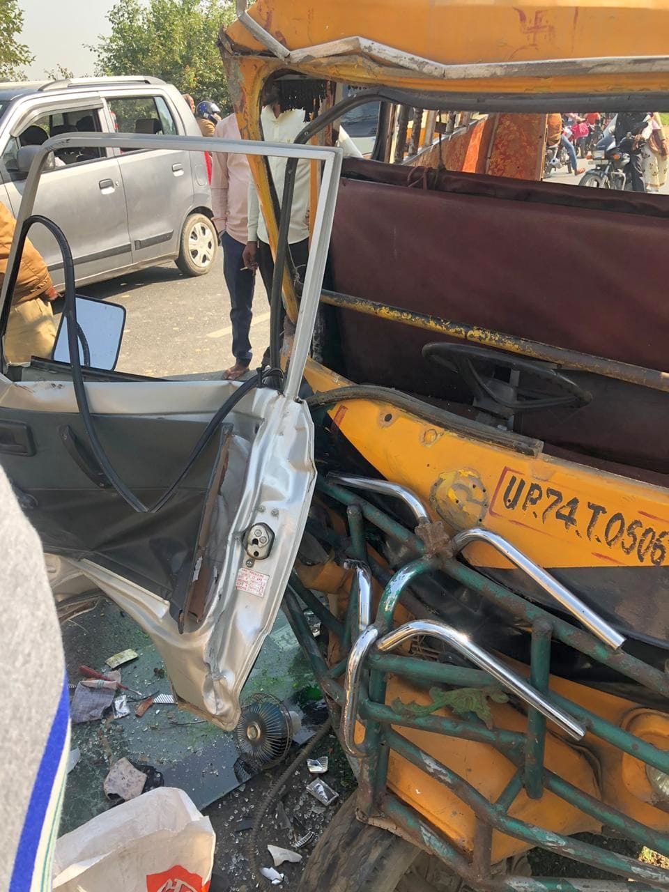 van and tempo collision, 9 injured