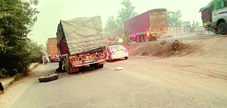 Lucknow Highway: Truck jammed at Hulasangra crossing even the next day