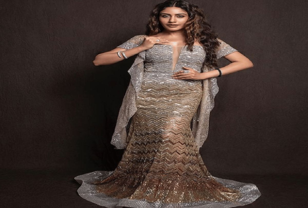 surbhi chandnas hot and sexy loook in silver gown in hindi