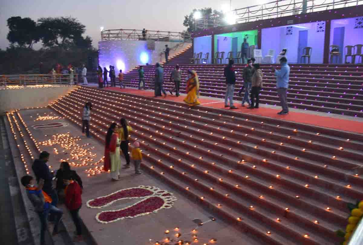 Ganga Aarti in Kanpur for the first time 11 thousand were Deep burnt