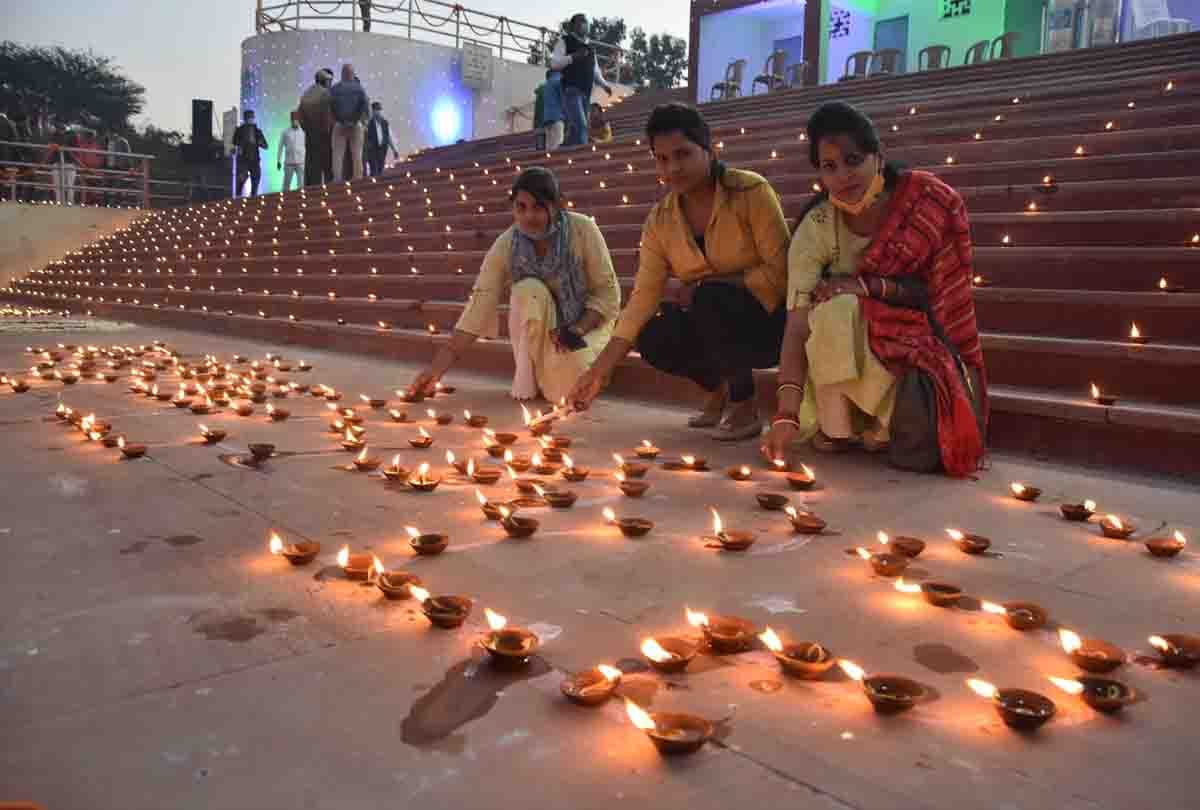 Ganga Aarti in Kanpur for the first time 11 thousand were Deep burnt