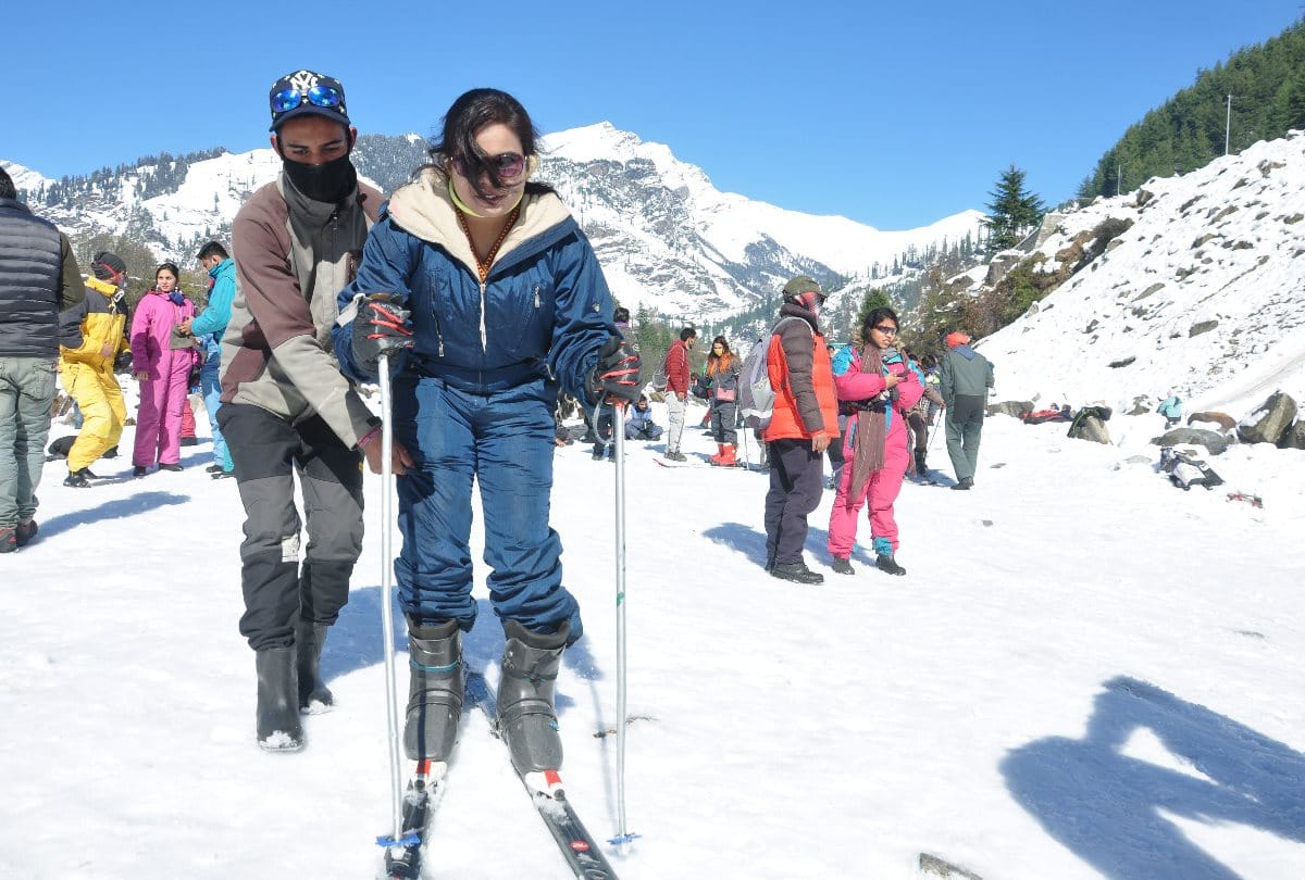 snowfall in himachal: Scenic view of snowfall images in Manali snowfall images in solang nala himachal
