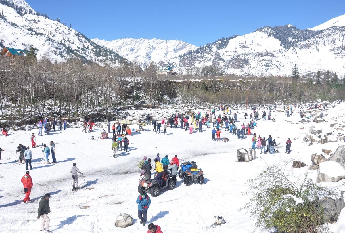 snowfall in himachal: Scenic view of snowfall images in Manali snowfall images in solang nala himachal