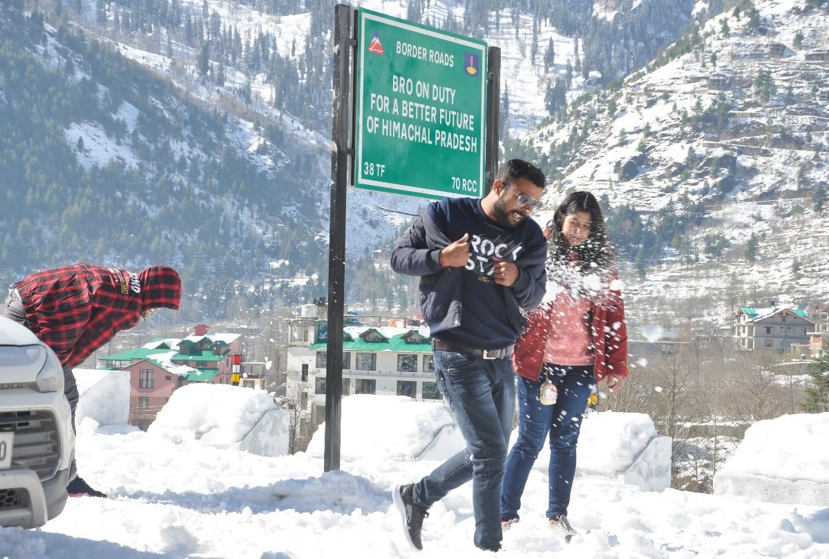 snowfall in himachal: Scenic view of snowfall images in Manali snowfall images in solang nala himachal