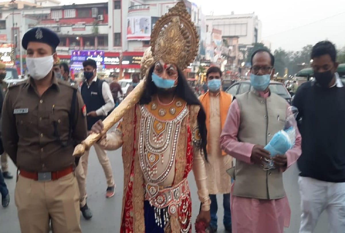 Yamraj on the road in Prayagraj, asked people to put on masks