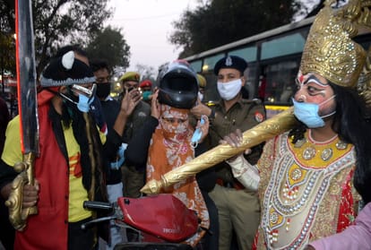 Yamraj on the road in Prayagraj, asked people to put on masks