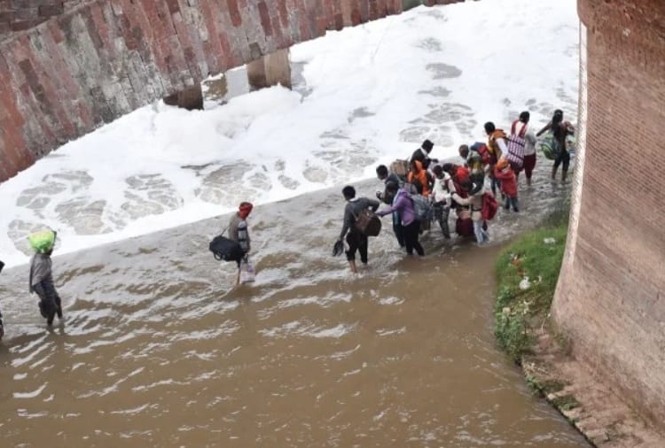 Traveler facing problems after getting stuck on Delhi-Panipat Highway due to road blockade