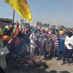 प्रधानमंत्री मोदी का पुतला फूंकते किसान
