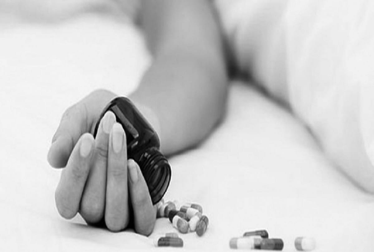 Aligarh: boy viral girl photo on social media for not talking on phone, student suicide by consuming poison
