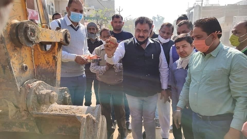 Construction of Rohtak Road starts after three years, work to be completed in three phases