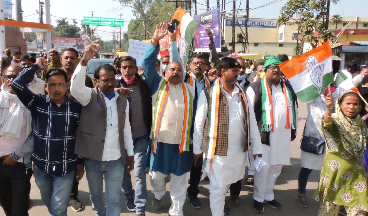 Congressmen demonstrate about the problems of farmers