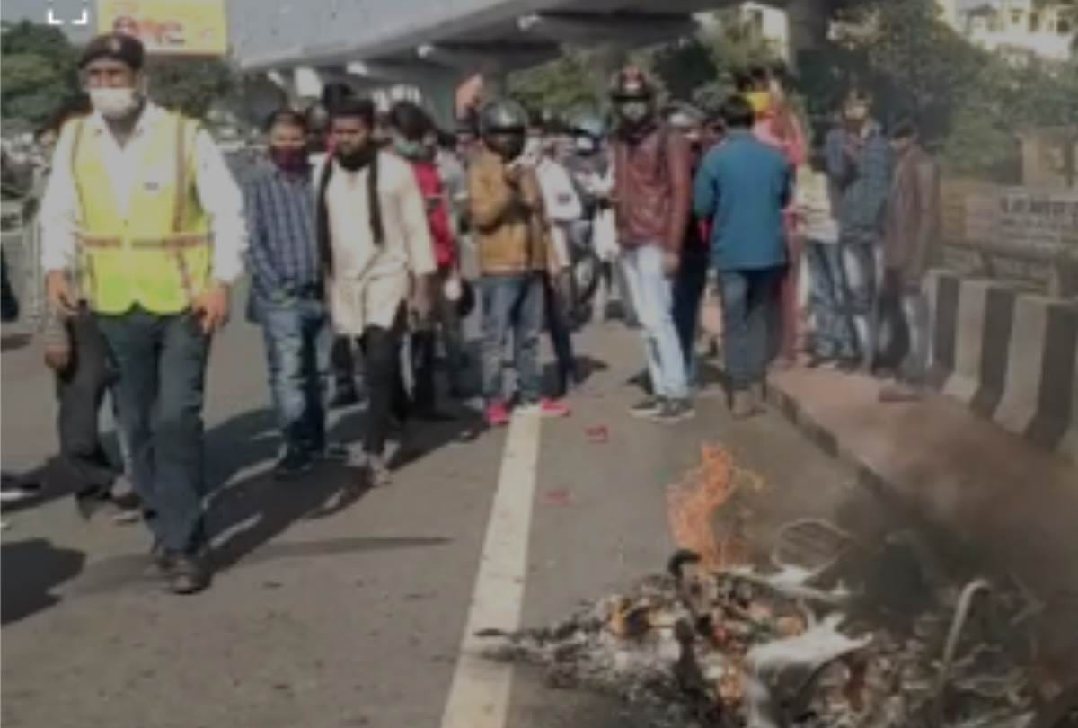 car collided with the bike, two injured in lucknow
