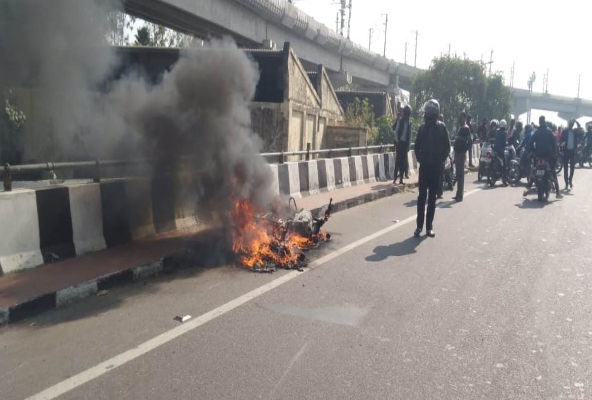 car collided with the bike, two injured in lucknow