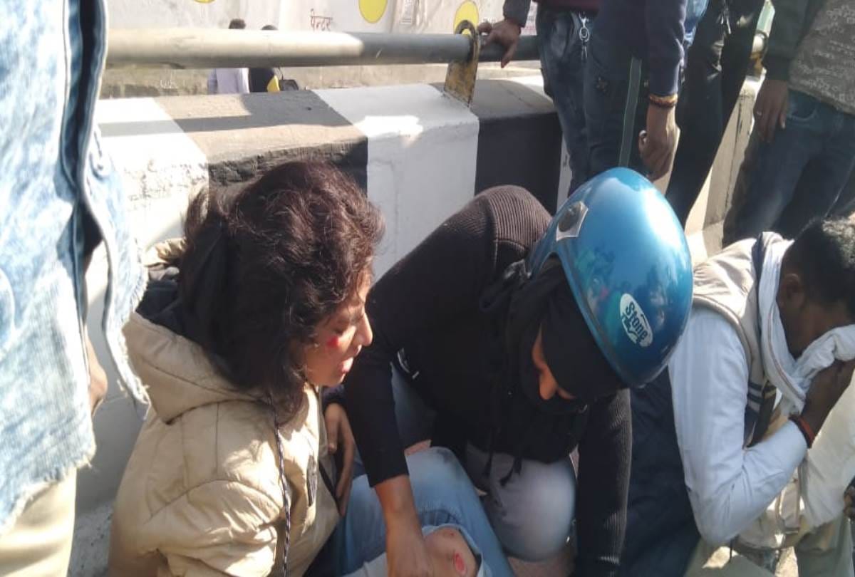 car collided with the bike, two injured in lucknow