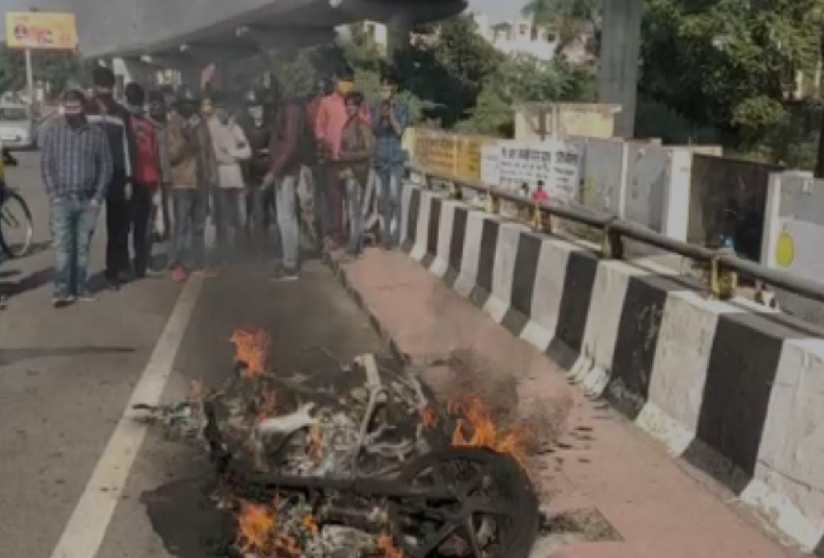 car collided with the bike, two injured in lucknow