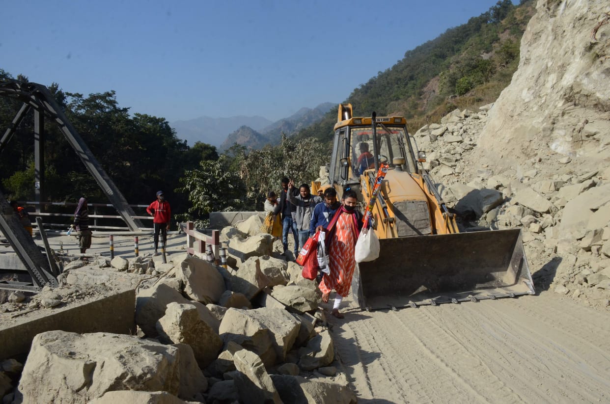 Traffic jam from mountain to city, passenger upset